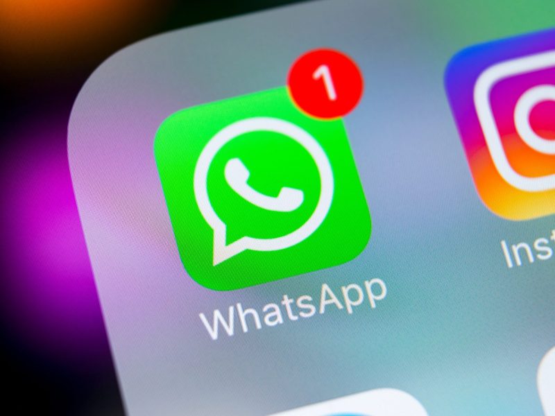 WhatsApp-Icon auf einem Smartphone. Eine rote Eins in der oberen Ecke markiert eine Neuigkeit.