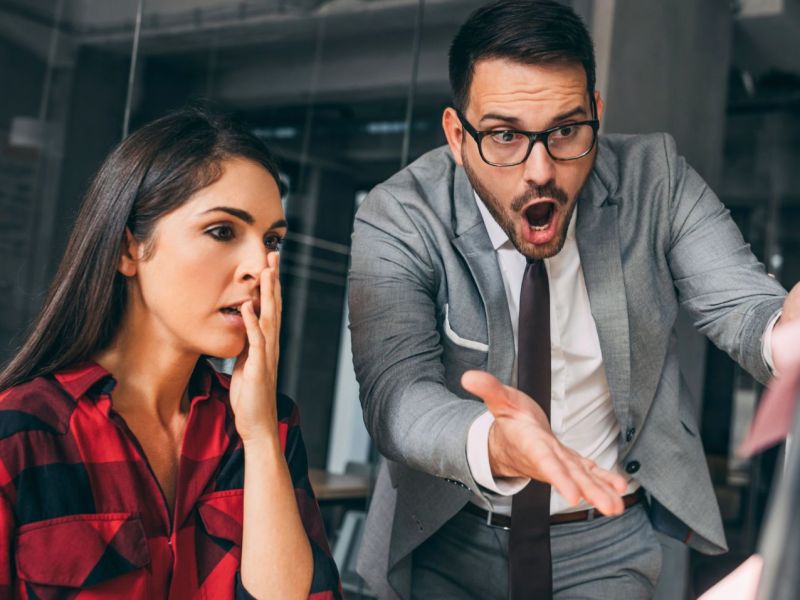Frau und Mann schockiert vor Monitor