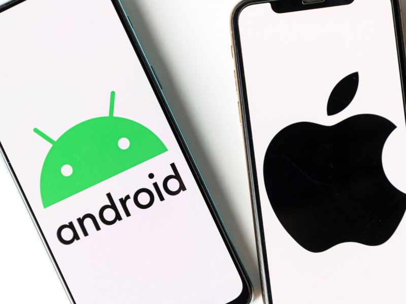 Zwei Handys nebeneinander. Auf dem einen ist das Android-Logo zu sehen, auf dem anderen das Apple-Logo.