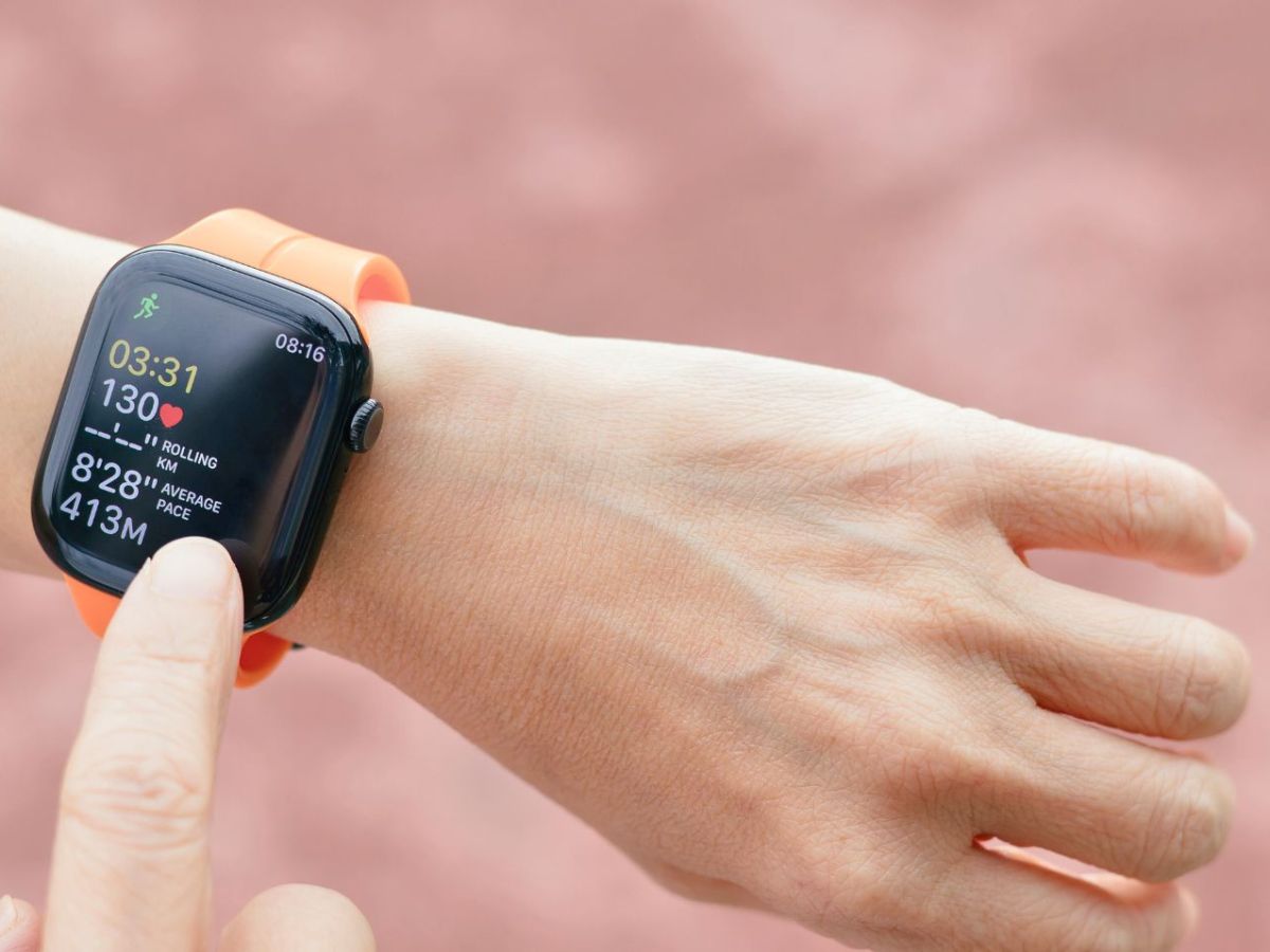 Person trägt eine Apple Watch am Handgelenk.