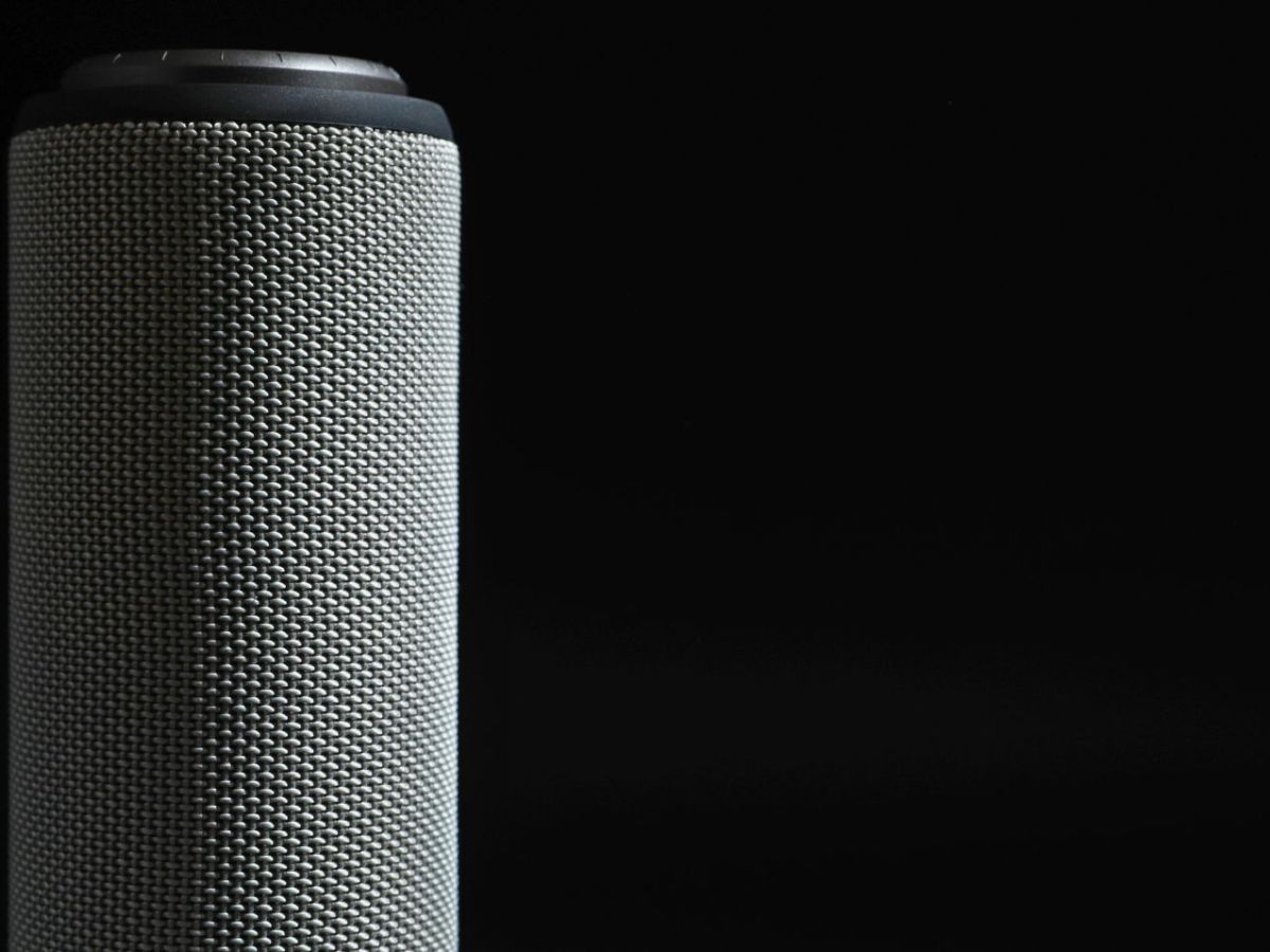 Bluetooth-Lautsprecher vor schwarzem Hintergrund.