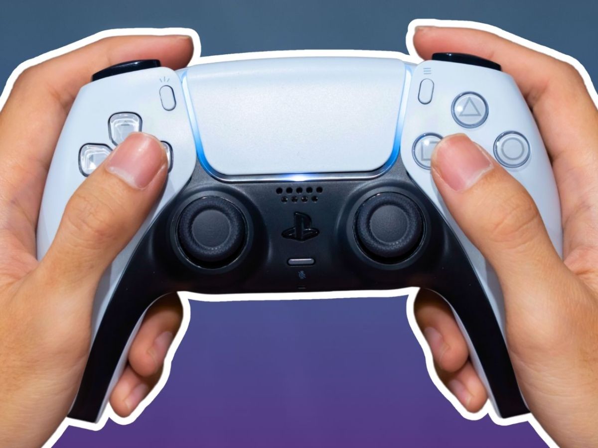 Person hält einen DualSense-Controller