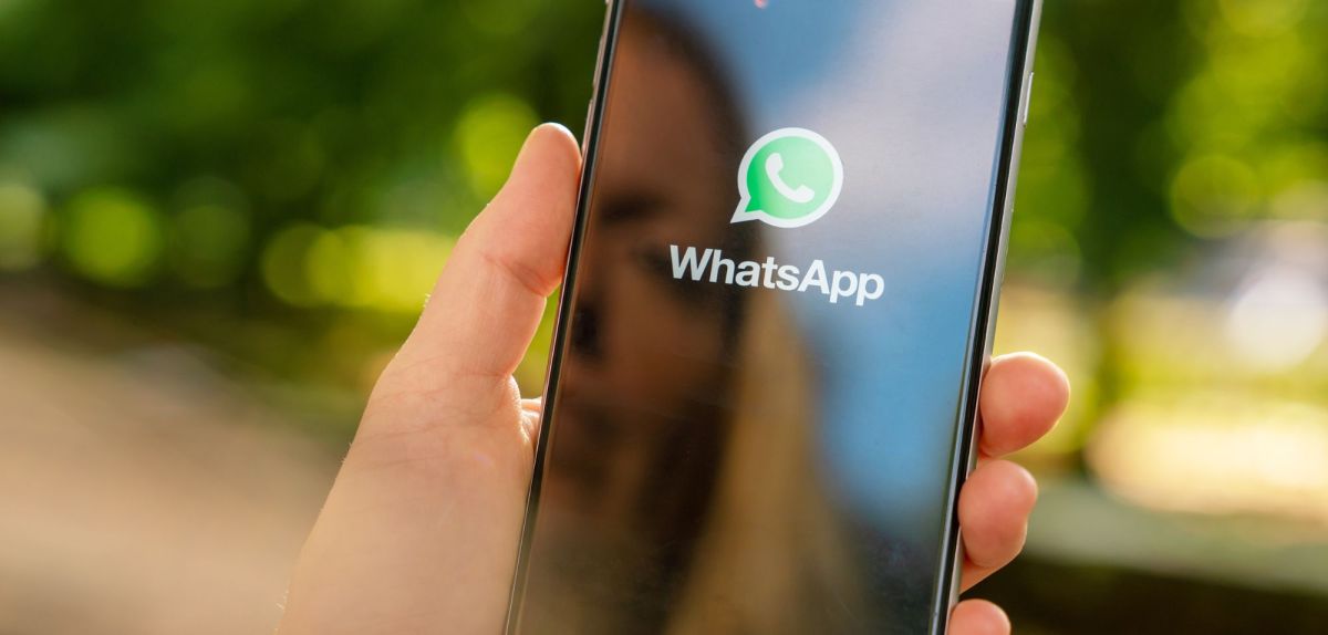 Ansicht eines Handy-Bildschirms, der das WhatsApp-Symbol zeigt.