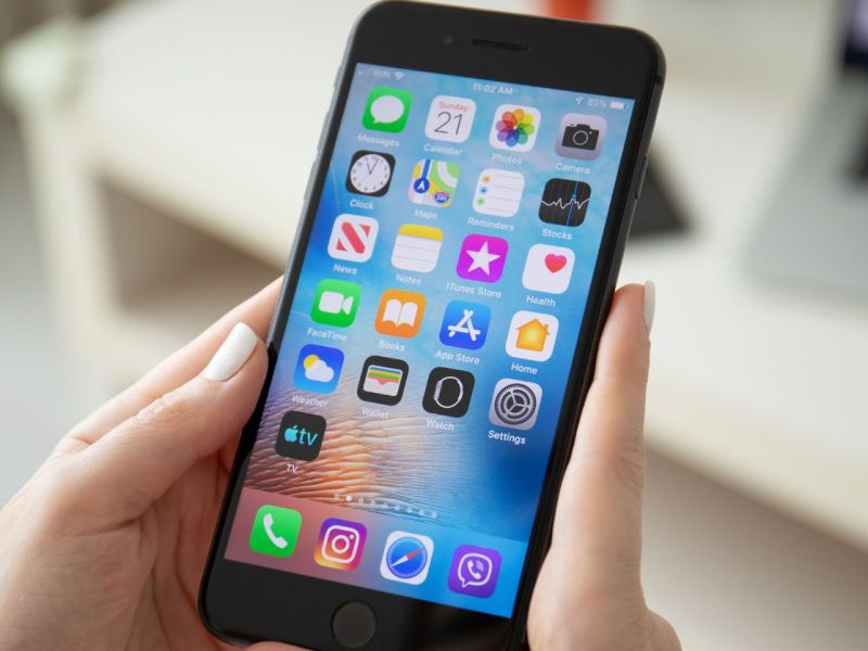 iPhone 8 wird in der Hand gehalten.